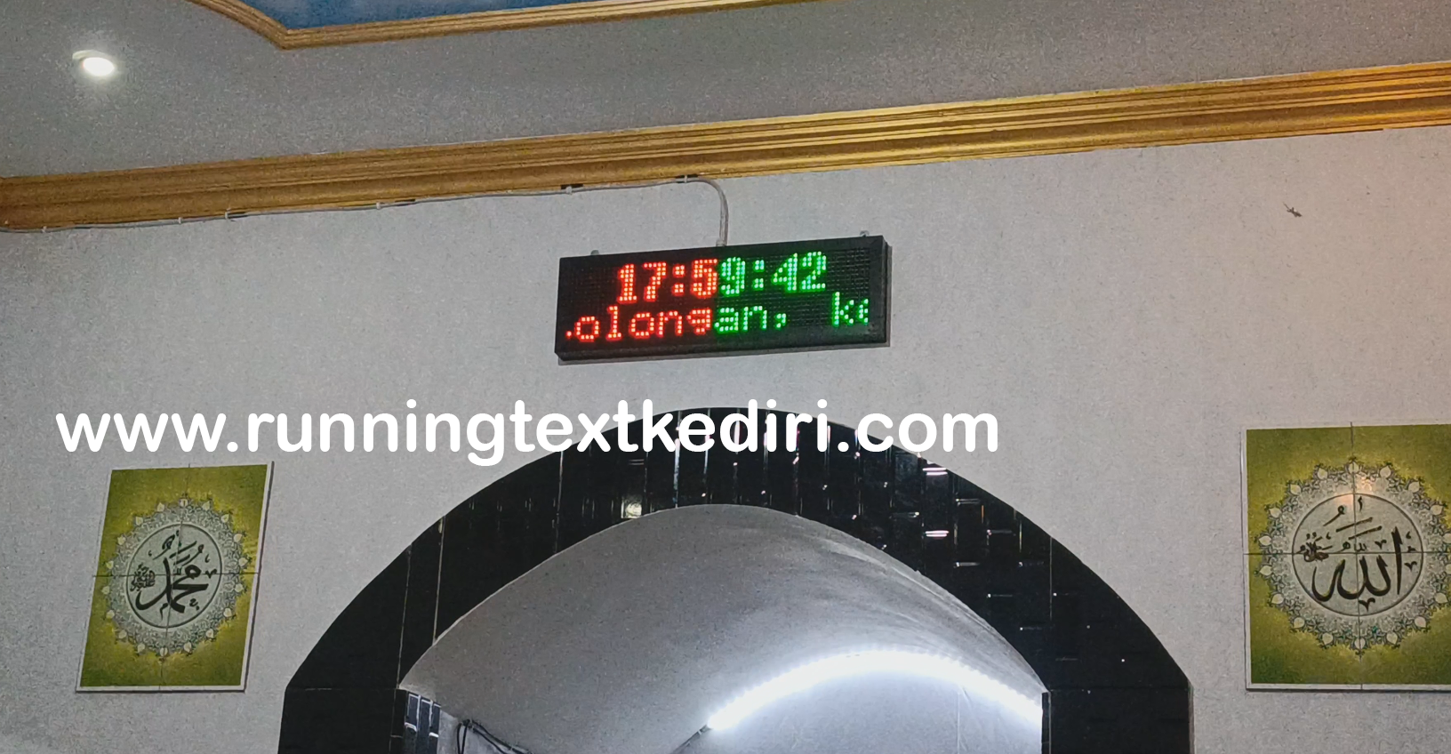 <p>Pemasangan running text jadwal sholat di masjid atau tempat ibadah merupakan langkah penting dalam memberikan informasi yang jelas dan cepat kepada jamaah. Jadwal sholat yang ditampilkan dengan menggunakan teknologi running text dapat mempermudah jamaah dalam mengetahui waktu-waktu sholat yang tepat, terutama di kota-kota besar yang memiliki jadwal sholat yang bervariasi sepanjang tahun.</p>